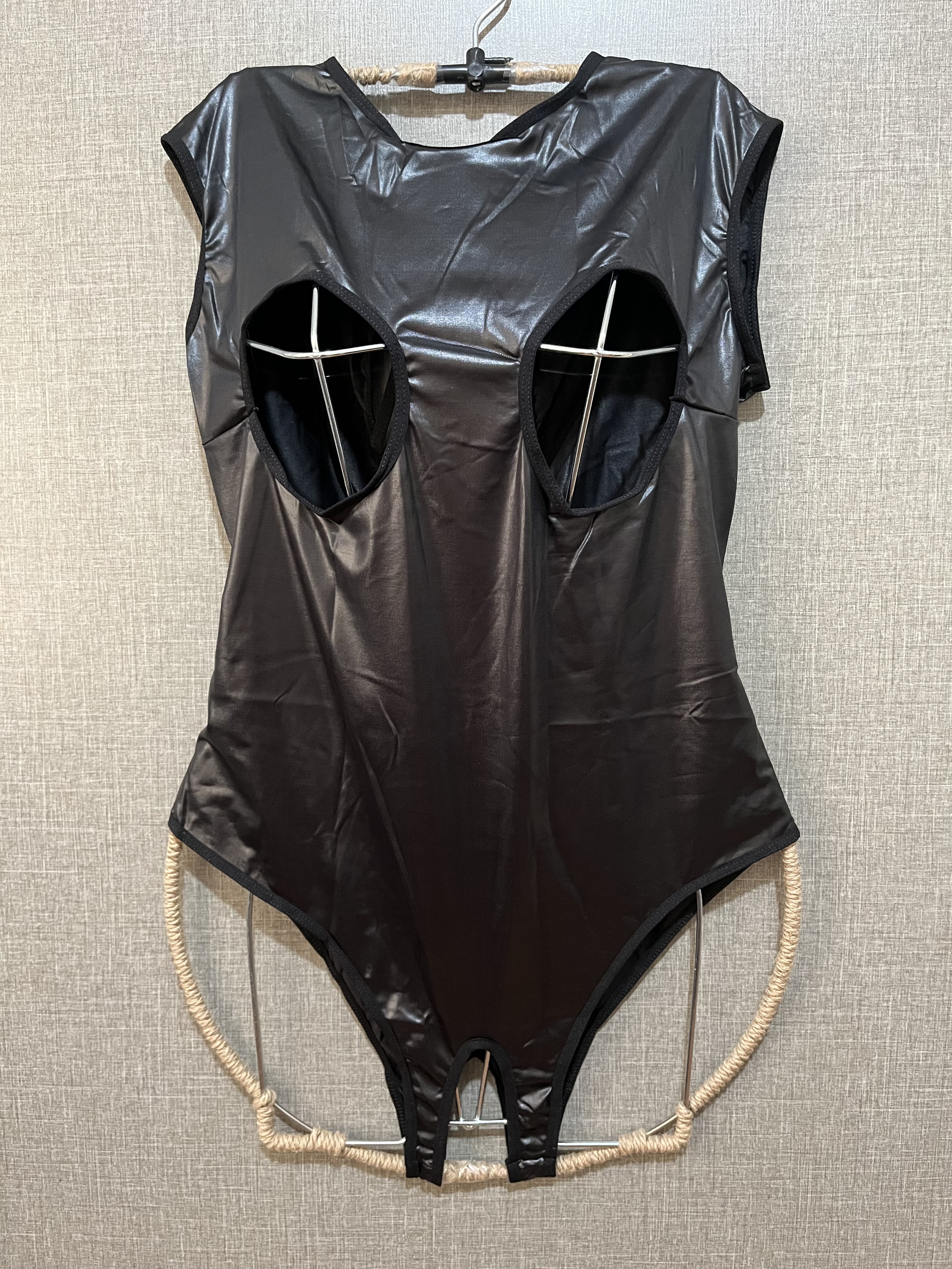 بادی زنانه فانتزی طرح چرم فاقباز سینه باز  کد 1474